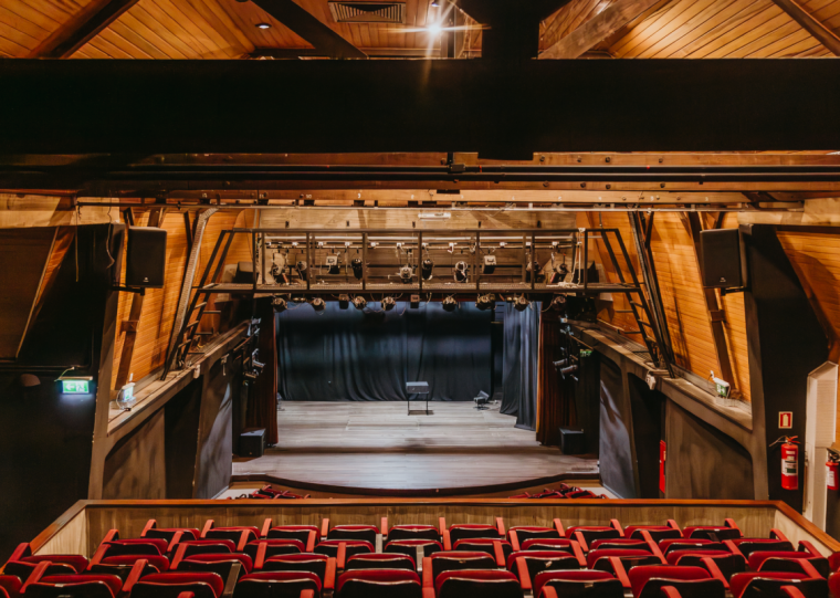Localizado no sexto andar da Casa de Cultura, o teatro possui um palco no formato italiano e capacidade para 178 espectadores