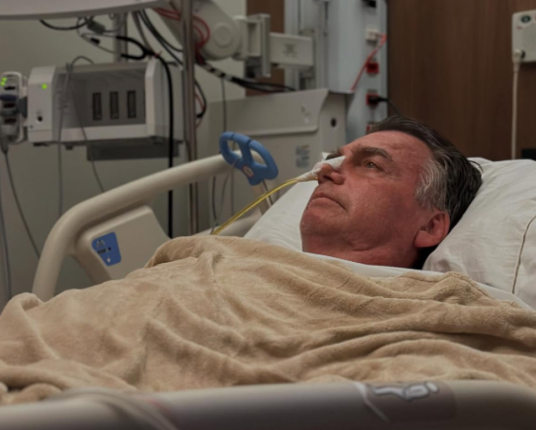 STF intima ex-presidente Bolsonaro após live no hospital