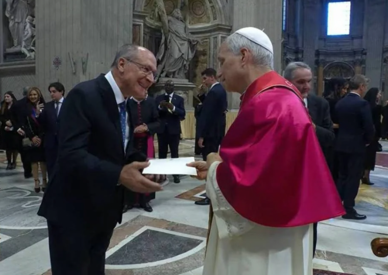 Geraldo Alckmin entregou o ofício do governo brasileiro durante o beija-mão das delegações estrangeiras neste domingo (18)