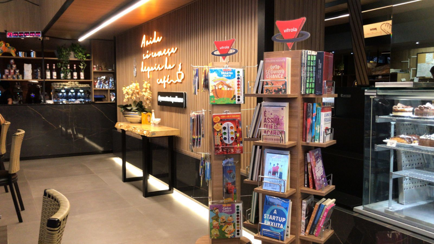 Expositores da Vitrola estão em varejos, como lojas de conveniência cafeterias e outros negócios | EDITORA VITROLA/DIVULGAÇÃO/JC