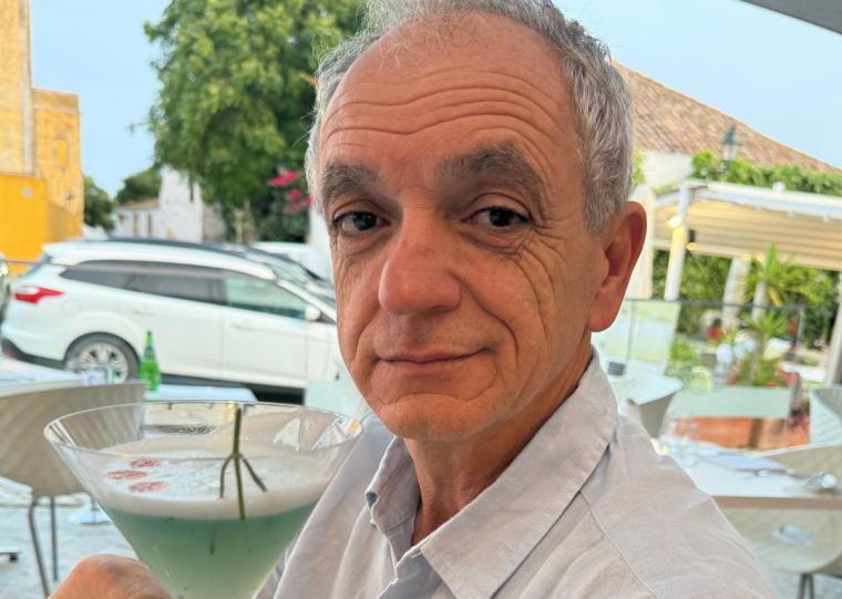 Professor Jorge Costa com um coquetel que utiliza a microalga spirulina, elaborado durante pesquisas