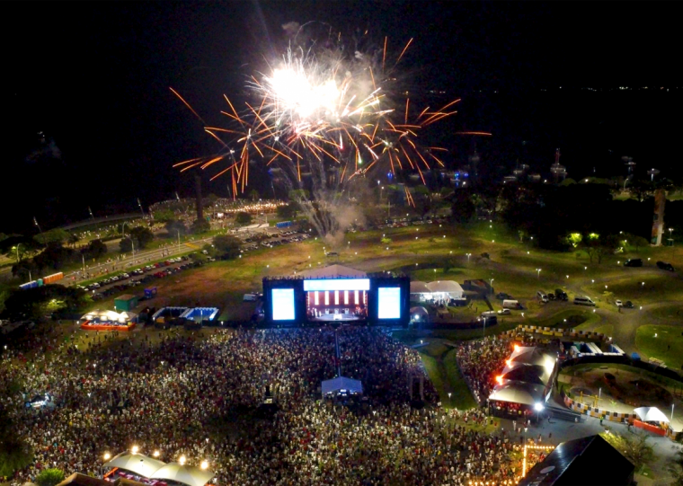 À meia-noite, como já é tradicional, o céu foi iluminado por um espetáculo de fogos