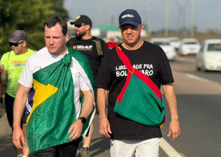 O vereador Coronel Ustra (PL) foi o primeiro a se juntar ao  deputado estadual Capitão Martim (Republicanos-RS) na caminhada