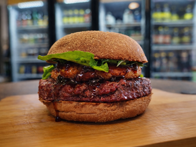 O Engenheiros, R$ 50,00, tornou-se um queridinho da casa, formando um sabor agridoce proporcionado pelo abacaxi em calda<br />Foto: Matturro Burger/Divulga&ccedil;&atilde;o/JC