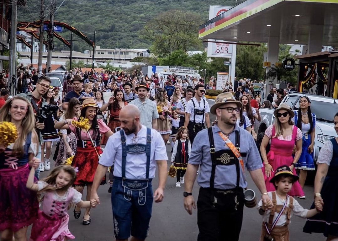 Desfile da Oktoberfest tomou as ruas de Igrejinha em novo formato, reunindo mais de 1,5 mil participantes