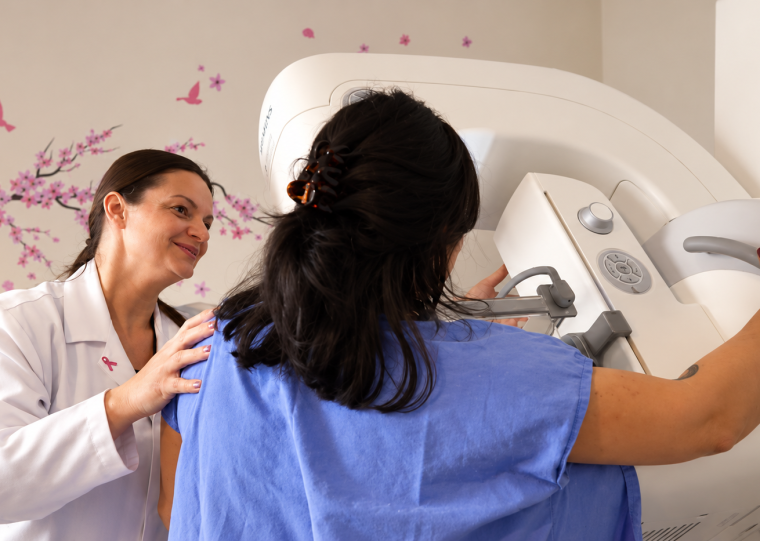 Dra. Fabiana Viola explica diferenças entre recomendações médicas, indicações de exames complementares e cuidados que ajudam na detecção precoce do câncer de mama