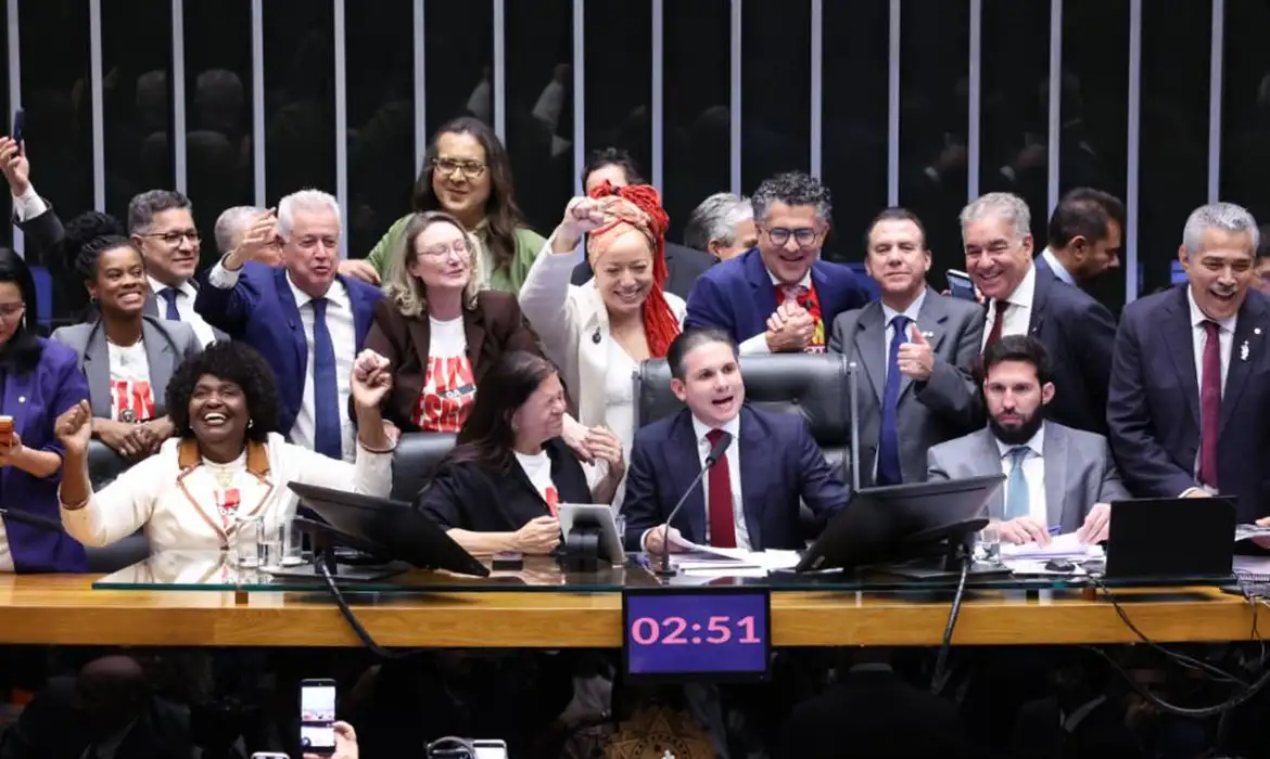 Aprovação do fim da escala 6x1 e redução da jornada de trabalho foi comemorada por parlamentares
