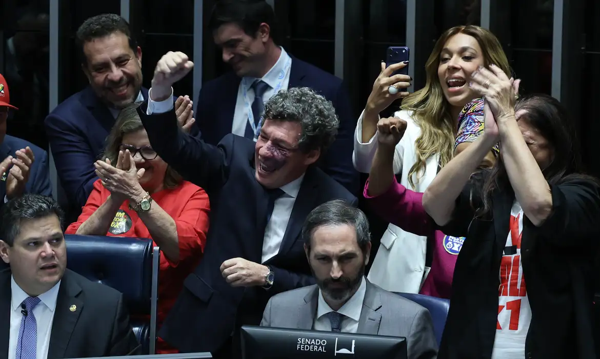 Plenário do Senado aprovou em votação em dois turnos, a PEC, que põe fim à escala 6x1 de trabalho